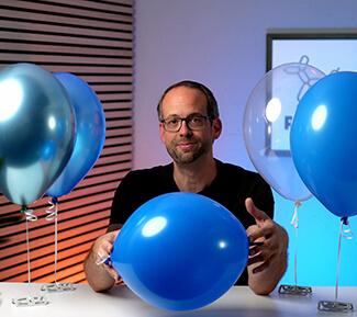 Stefan von Ballonversand zeigt einen Kettenballon